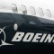 El logotipo de Boeing en el primer avión Boeing 737 MAX 9 se muestra durante su presentación para los medios en la fábrica de Boeing en Renton, Washington, el 7 de marzo de 2017. (Crédito JASON REDMOND/AFP vía Getty Images )
