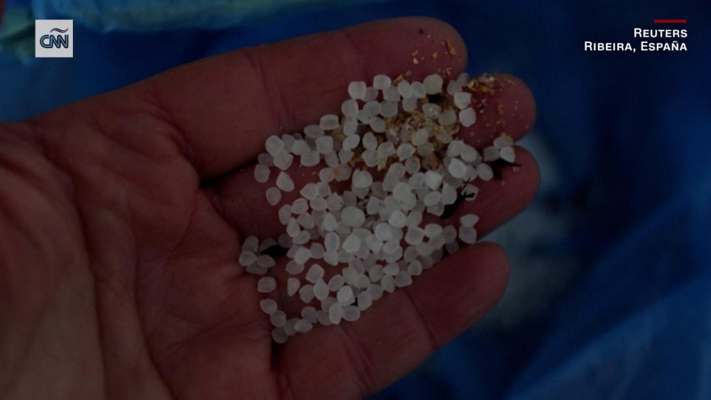 "Pellets": pequeñas bolas de plástico inundan costas del norte de España