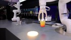 Un robot bartender prepara cocteles con inteligencia artificial