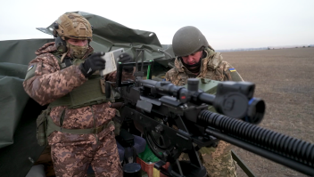 Un video muestra a soldados ucranianos derribando drones rusos
