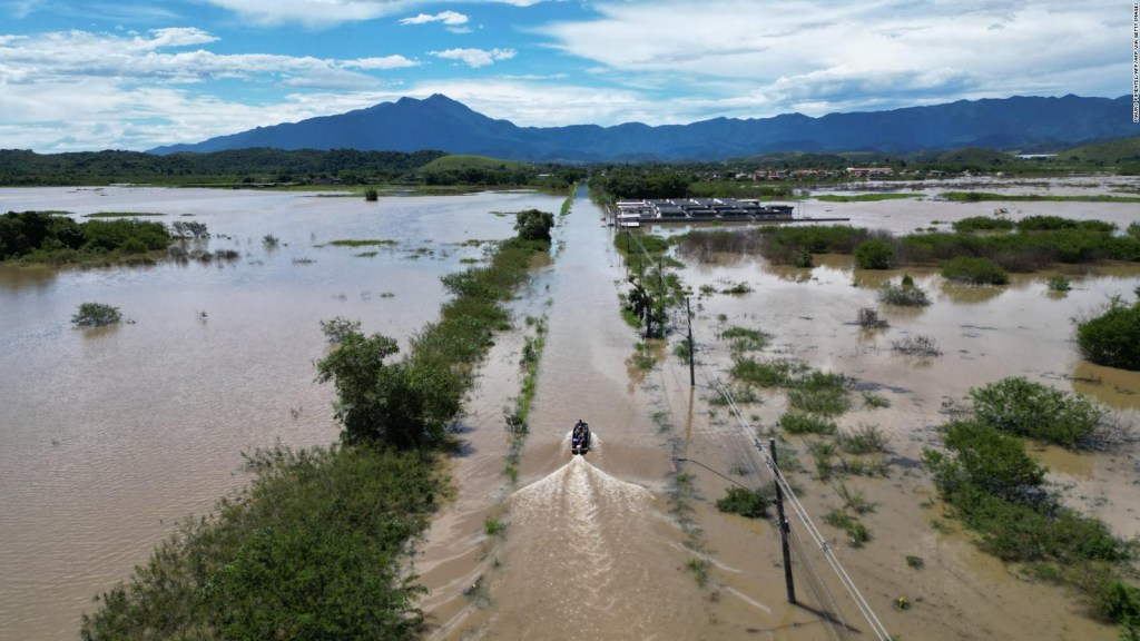 Videos captan devastación tras mortales inundaciones en Brasil