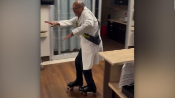 Médico de urgencias jubilado muestra sus habilidades para patinar