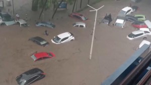 Autos bajo el agua por las intensas lluvias en Mauricio