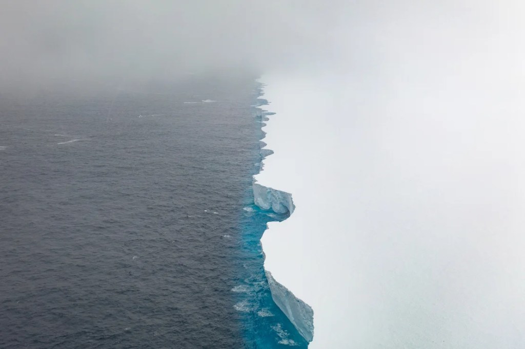 A23a: Arcos espectaculares y cuevas mientras un enorme iceberg se desintegra. (Foto: Ian Strachan/Eyos Expeditions).