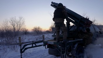 Ucranianos recurren a armas de la era soviética ante la escasez de armamento