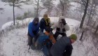Socorristas rescatan a estudiantes varados por tormenta invernal