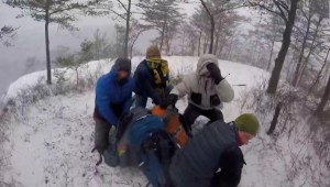 Socorristas rescatan a estudiantes varados por tormenta invernal