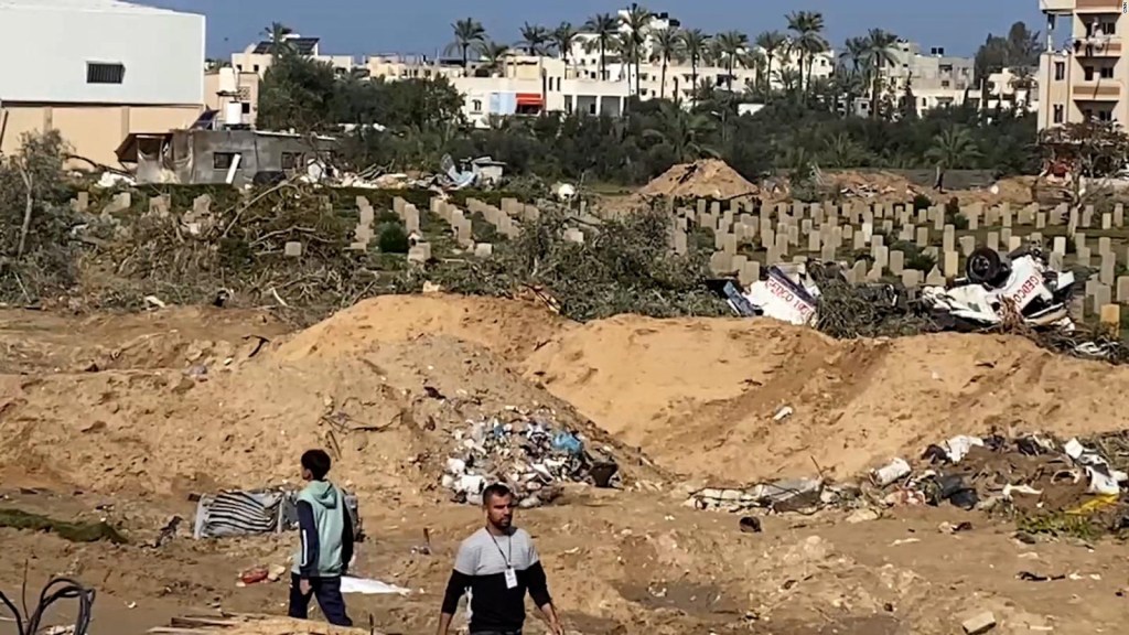 CNN fue testigo de los resultados de la destrucción de cementerios en Gaza por parte de Israel