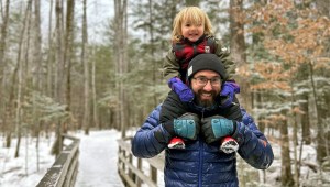 Christopher Roma, que murió mientras practicaba senderismo, lleva a su hijo Solomon a hombros en las Montañas Blancas de Nueva Hampshire a finales de 2023. (Crédito: Megan Roma Sullivan/AP)
