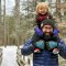 Christopher Roma, que murió mientras practicaba senderismo, lleva a su hijo Solomon a hombros en las Montañas Blancas de Nueva Hampshire a finales de 2023. (Crédito: Megan Roma Sullivan/AP)