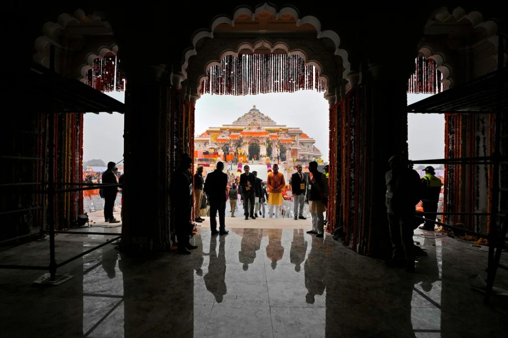 Los devotos esperan en una larga cola para entrar al recién inaugurado templo de Ram, en Ayodhya, India, el martes 23 de enero de 2024. (Foto: Rajesh Kumar Singh/AP).