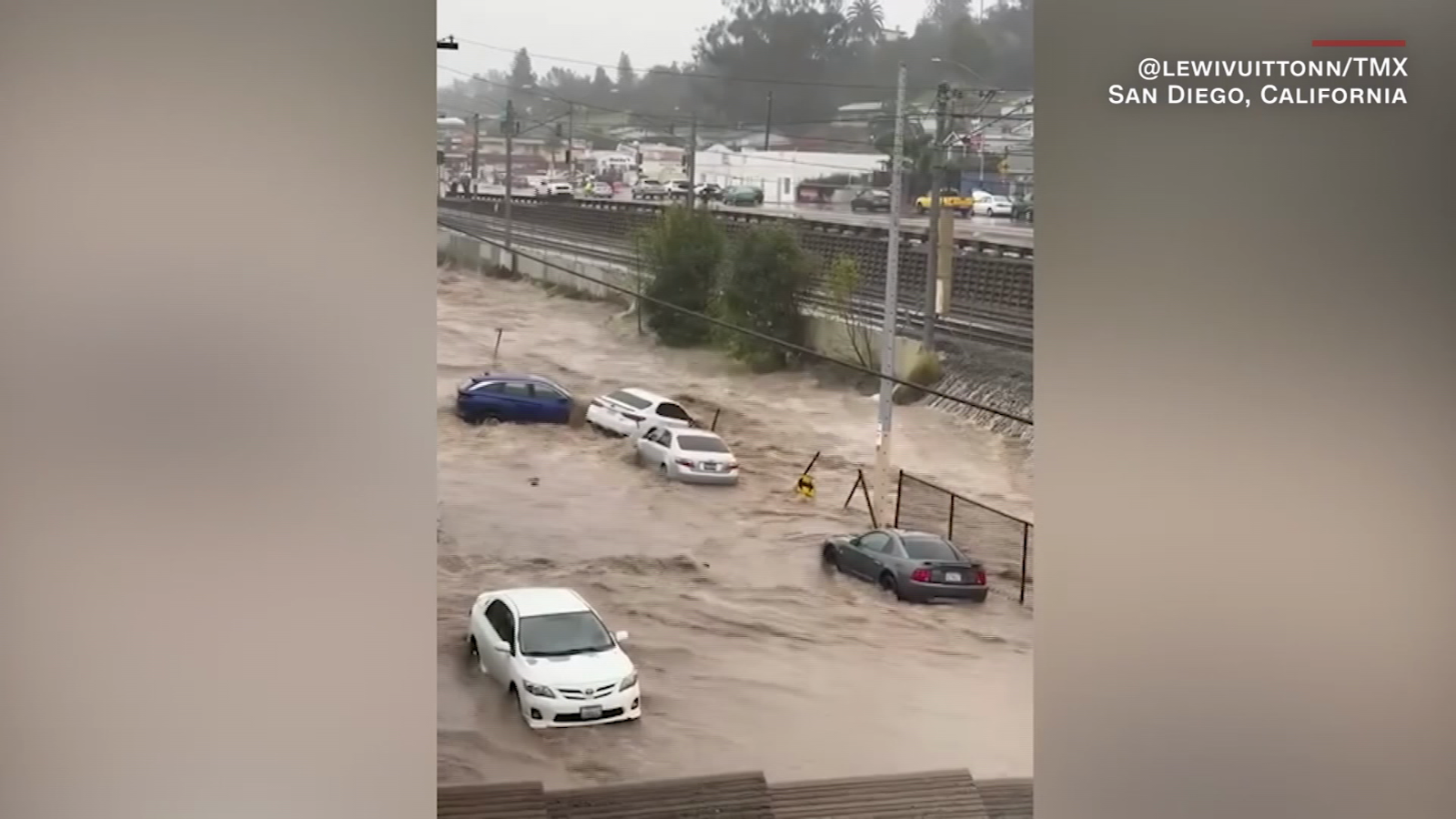 Videos captan a auto arrastrado por la corriente durante inundaciones en  San Diego - CNN