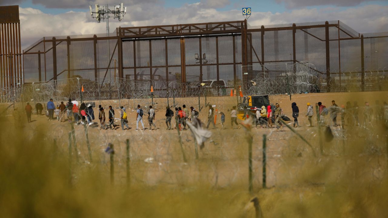 Texas Mantiene Alambre De P As En La Frontera Pese A Fallo De La Corte   240123094721 01 Migrants Ciudad Juarez Mexico Texas Border 01 22 2024 