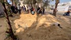 Una niña es enterrada en la arena mientras Israel golpea Khan Younis