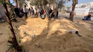 Una niña es enterrada en la arena mientras Israel golpea Khan Younis
