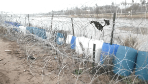 ¿Cuándo quitarán el alambre de púas que sigue en la frontera EE.UU.-México?