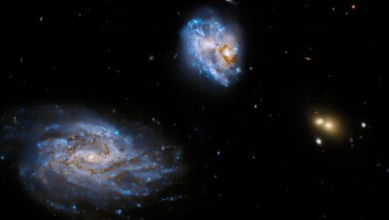 Hubble capta una galaxia torcida que influye