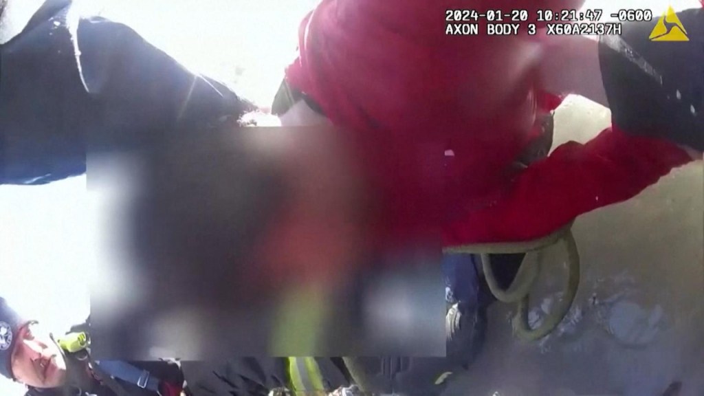Video capta rescate de niño atrapado en estanque congelado