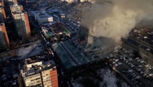Mira las impresionantes imágenes del incendio en un centro comercial en Serbia