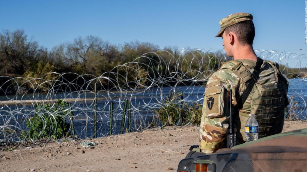 Persiste el alambre de púas en el límite Texas-México