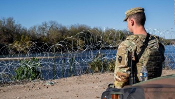 Persiste el alambre de púas en el límite Texas-México