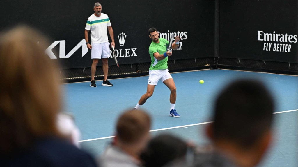 Novak Djokovic entrena para las semifinales del Abierto de Australia