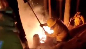 Bomberos entre las llamas tratan de apagar incendios en Colombia