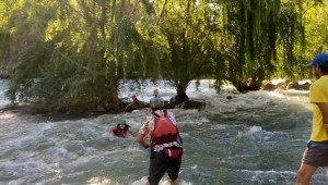 Impactante rescate de una turista que cayó a un río en Argentina