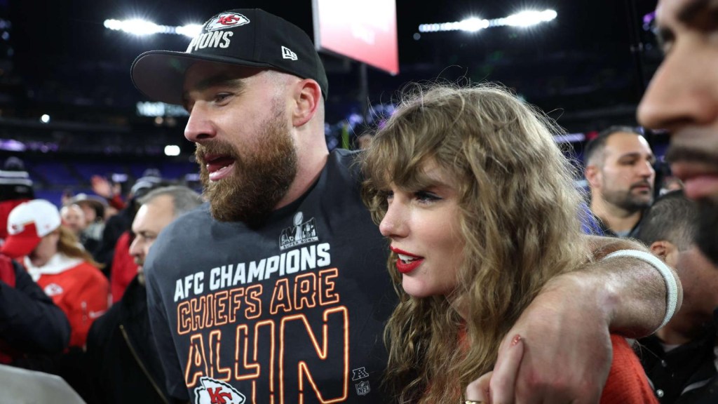 El abrazo de Taylor Swift a Travis Kelce tras el triunfo de los Chiefs