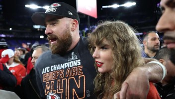El abrazo de Taylor Swift a Travis Kelce tras el triunfo de los Chiefs
