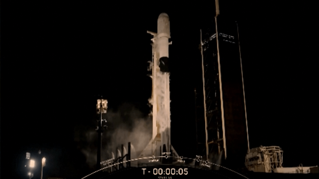 SpaceX pone en órbita otros 23 satélites de Starlink