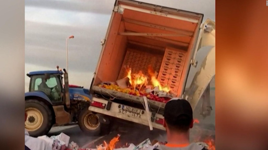 Grupo de manifestantes incendió un camión en medio de protestas en Francia