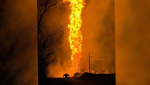 Explosión de gasoducto ocasiona una columna de fuego en Oklahoma