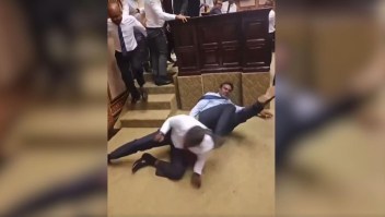 Así fue la pelea entre legisladores de Maldivas en el Parlamento