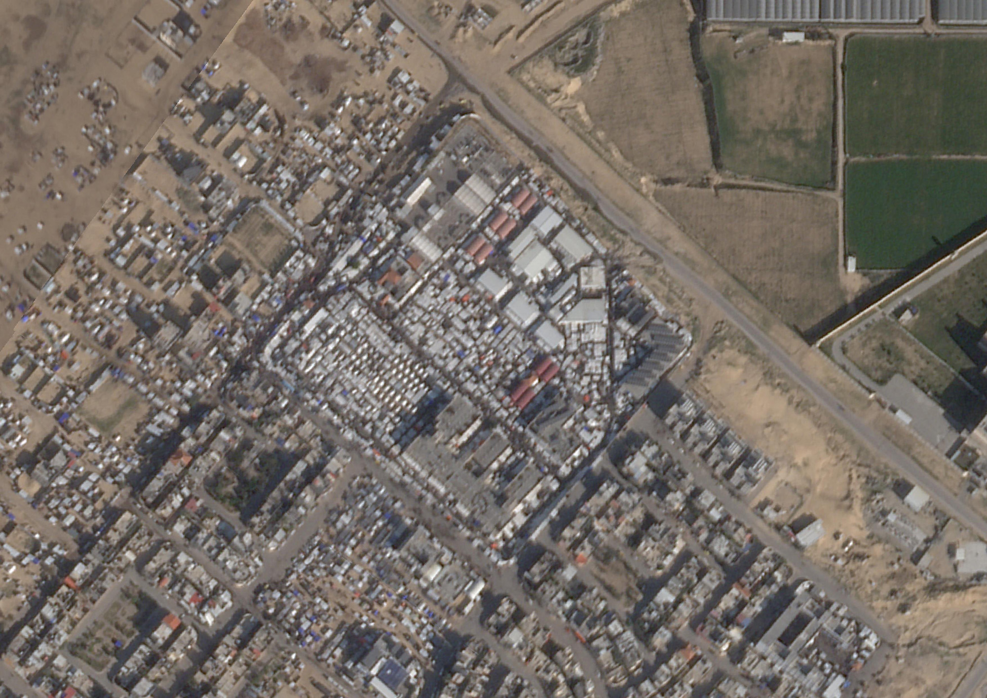 Una imagen satelital muestra una tienda de campaña en Khan Younis el 19 de enero. (Crédito: PlanetLabs)