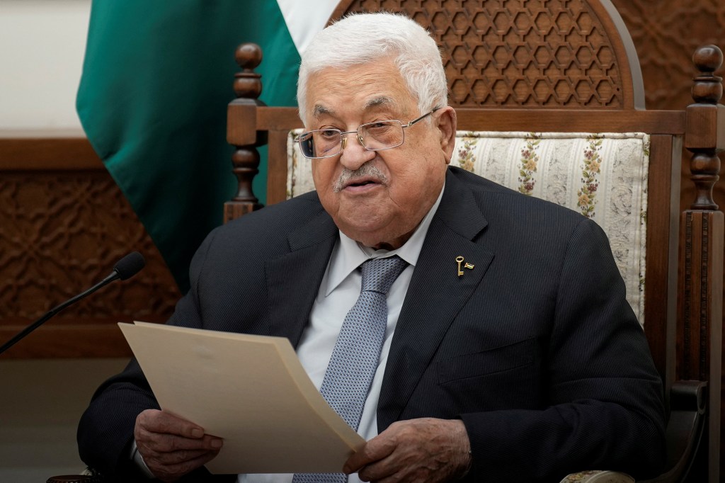 El presidente del Gobierno Autónomo Palestino, Mahmoud Abbas, habla en Ramallah, en la Ribera Occidental, en octubre de 2023. (Crédito: Christophe Ena/Pool/Reuters)