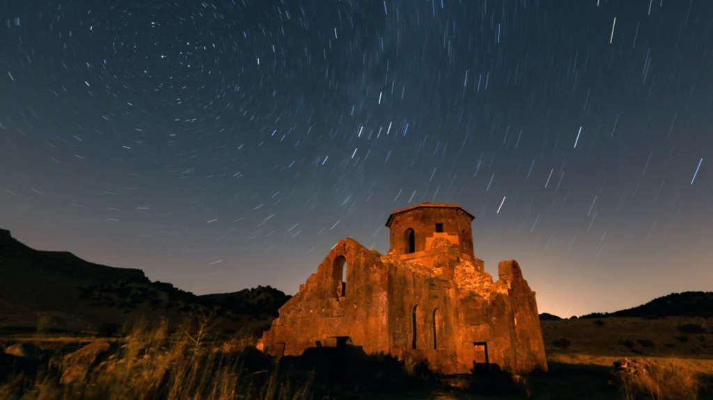Una fotografía de larga exposición muestra la lluvia de meteoros de las Perseidas sobre la Iglesia Roja y el valle del Monasterio de Guzelyurt en Turquía el 12 de agosto de 2023. (Crédito: Aytug Can Sencar/Agencia Anadolu/Getty Images)