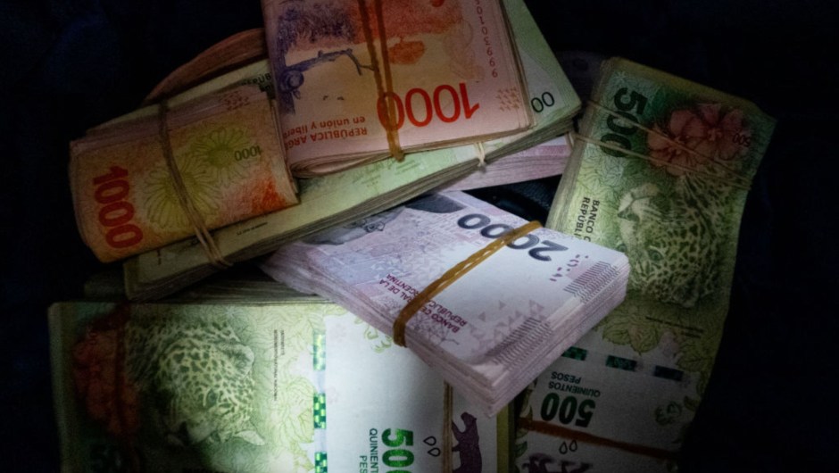 Pesos argentinos en una mochila el 4 de diciembre de 2023 en Buenos Aires, Argentina. (Crédito: Tomas Cuesta/Getty Images)