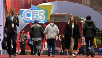 Asistentes llegan a la inauguración del CES 2023 en el Centro de Convenciones de Las Vegas el 5 de enero de 2023. (Crédito: David Becker/GDA/AP)