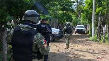 Fuerzas de seguridad inspeccionan la zona donde al menos 11 policías fueron asesinados en una emboscada de grupos criminales en Coyuca de Benítez, estado de Guerrero, México, el 23 de octubre de 2023. (Crédito: FRANCISCO ROBLES/AFP vía Getty Images)