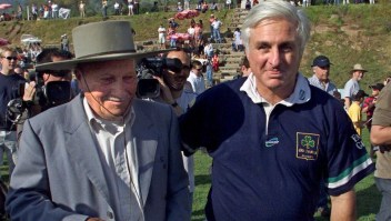 El arriero Sergio Catalán junto a Roberto Canessa el 12 de octubre de 2002 para una ceremonia conmemorativa por el 30 aniversario de la tragedia de los Andes. (Crédito: JULIO CASTRO/AFP vía Getty Images)