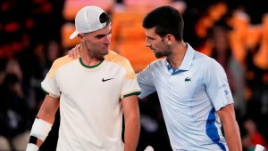 Novak Djokovic habla con Dino Prizmic tras su partido de primera ronda del Abierto de Australia 2024. (Crédito: Alessandra Tarantino/AP)
