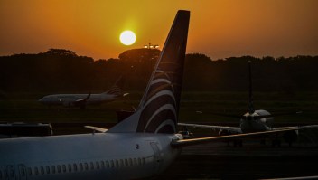 Aviones de la aerolínea panameña Copa Airlines son vistos durante el amanecer en el Aeropuerto Internacional de Tocumen en Ciudad de Panamá el 12 de enero de 2024. (Crédito: MARTIN BERNETTI/AFP vía Getty Images)