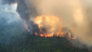 Un incendio forestal visto desde un helicóptero de las Fuerzas Canadienses que inspecciona un área cerca de Mistissini en Quebec, Canadá, el 12 de junio de 2023. (Crédito: cabo Marc-Andre Leclerc/Fuerzas Canadienses vía Reuters)