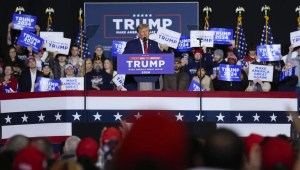 El expresidente Donald Trump habla durante un evento de campaña en Manchester, Nueva Hampshire, el 20 de enero de 2024. (Crédito: Matt Rourke/AP)