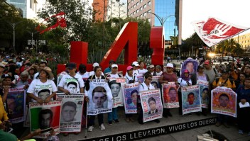 Familiares de las víctimas de Ayotzinapa sostienen carteles durante una marcha para conmemorar el noveno aniversario de la desaparición de los 43 estudiantes de Ayotzinapa, en la Ciudad de México el 26 de septiembre de 2023. (Crédito: ALFREDO ESTRELLA/AFP vía Getty Images)