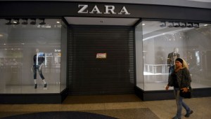 La entrada cerrada de una sucursal de la cadena de tiendas española Zara en un centro comercial de Caracas, el 25 de febrero de 2013 (Crédito: JUAN BARRETO/AFP vía Getty Images)