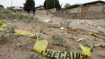 Agentes de la Fiscalía de Chihuahua revisan la zona donde fue asesinado el fotoperiodista Ismael Villagómez Tapia en Ciudad Juárez, estado de Chihuahua, México, el 16 de noviembre de 2023. (Crédito: HERIKA MARTINEZ/AFP vía Getty Images)