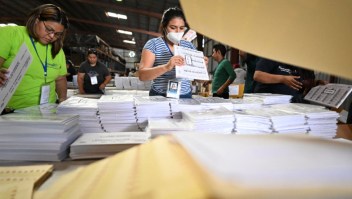 Empleados del Tribunal Supremo Electoral de El Salvador preparan materiales electorales para las elecciones presidenciales y legislativas del 4 de febrero de 2024, en la Dirección de Organización Electoral en San Marcos, El Salvador, el 23 de enero de 2024. (Crédito: MARVIN RECINOS/AFP vía Getty Images)