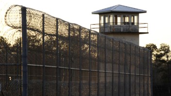 La prisión Holman en Atmore, Alabama, donde el estado planea ejecutar al preso condenado a pena de muerte Kenneth Smith. (Crédito: Jay Reeves/AP)